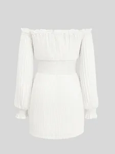 Vue détaillée robe blanche plissée à épaules dénudées avec taille smockée et volants