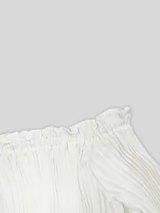 Vue détaillée du tissu plissé blanc avec encolure élastique à volants dénudée