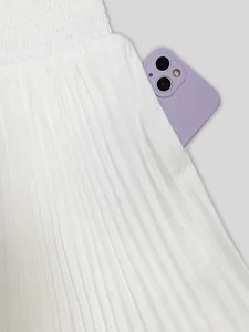 Détail d'une robe d'été plissée blanche avec poche latérale fonctionnelle et taille froncée