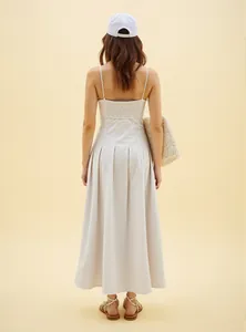 Vista posteriore di un elegante abito midi estivo beige con spalline sottili