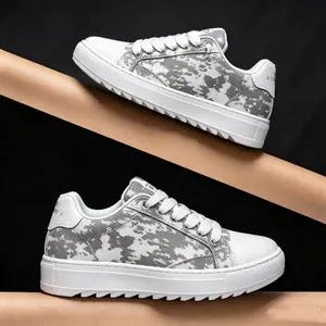 Vista detallada de las zapatillas de plataforma de camuflaje NUMERIS con suelas blancas de sierra