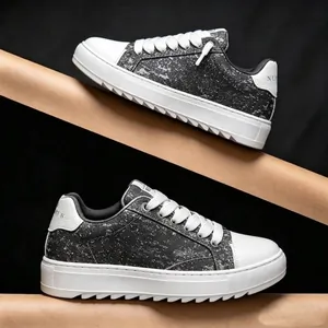 Detalle de las zapatillas de plataforma NUMERIS con patrón negro y suelas blancas gruesas