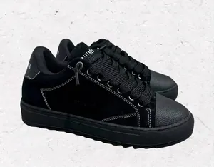 Detalle de las zapatillas NUMERIS de plataforma para hombre en negro