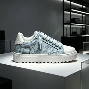 Detalle de zapatilla tie-dye azul claro con una suela blanca gruesa antideslizante