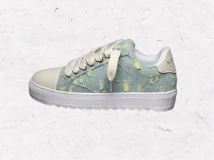 Vista lateral detallada de las zapatillas de plataforma NUMERIS en denim desgastado