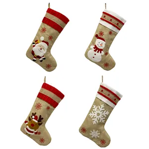 Vierteiliges Set rustikaler Jute-Weihnachtssocken mit Weihnachtsmann, Schneemann und Rentier