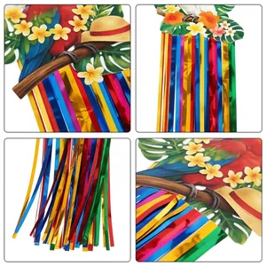 Détail du décor de perroquet hawaïen avec guirlandes arc-en-ciel et fleurs tropicales.