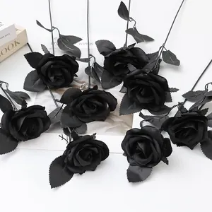 Rose artificiali in velluto nero per decorazioni di nozze a casa, composizioni floreali.