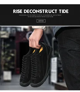 Gros plan de chaussures de randonnée en daim noir pour hommes tenues à la main en ville