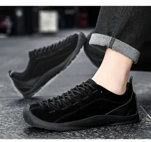 Gros plan de chaussures de randonnée en daim noir de qualité pour hommes avec semelle