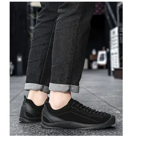 Vue détaillée de chaussures de randonnée en daim noir pour hommes portées avec un jean.