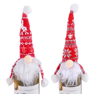 Feestelijke gebreide kerstkabouter wijnfleshoezen met hoge rode mutsen en witte baarden