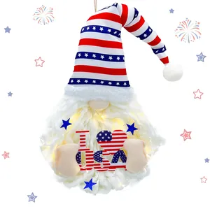 Dettaglio di gnomo per il Giorno dell'Indipendenza con luci LED e scritta I Heart USA