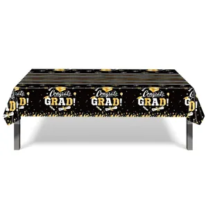 Detailansicht der schwarz-goldenen Abschlusstischdecke mit Congrats GRAD Druckmuster.