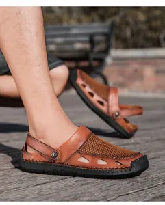 Dichtbij van bruine heren outdoor klompen van leer en mesh met antislipzolen