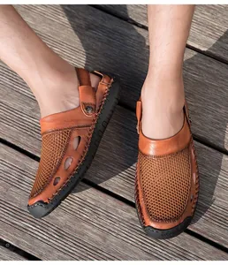 Gedetailleerd overzicht van bruine leren mesh sandalen voor heren op een houten dek