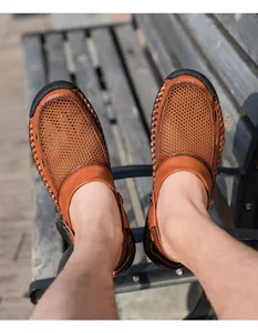 Bovenaanzicht van bruine ademende mesh sandalen voor heren voor de zomer buiten