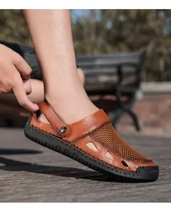 Ademende bruine herensandalen voor buiten met bovenwerk van mesh en rubberen zool.