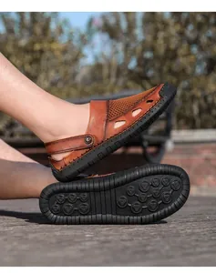 Detailweergave van heren bruine outdoor sandalen met zoolprofiel