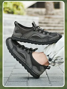 Vue latérale détaillée des chaussures de marche d'extérieur en maille grise pour hommes