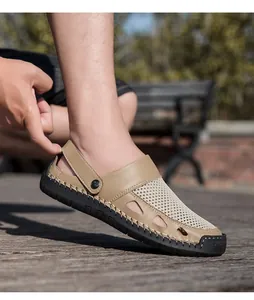 Gedetailleerde weergave van ademende heren outdoorsandalen met antislip rubberen zool.