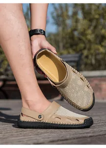Detailopname van ademende outdoorsandalen voor heren met antislip rubberen zolen