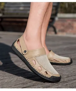 Gedetailleerd overzicht van beige heren mesh sandalen met een duurzame zwarte rubberen zool
