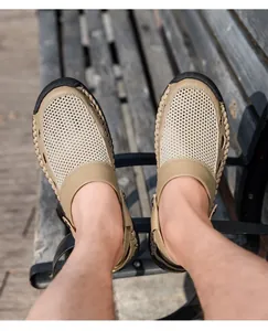 Hoogwaardige ademende mesh herensandalen voor buiten in een ontspannende parkomgeving.