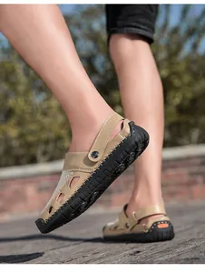 Gedetailleerd overzicht van kaki herensandalen met een ademend hol ontwerp