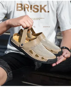 Gedetailleerd overzicht van ademende heren sandalen met verstelbare riem voor buitenhuis