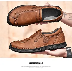 Detailopname van bruine lederen business casual loafers voor heren met stiksels