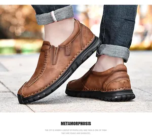 Gedetailleerd overzicht van bruine zakelijke casual leren loafers voor heren met zolen