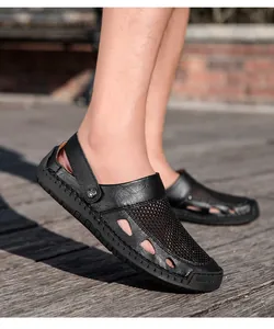 Gedetailleerd overzicht van ademende zwarte mesh outdoorsandalen voor heren met antislipzolen.