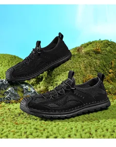 Vue latérale professionnelle de baskets en maille noire respirante pour hommes sur mousse