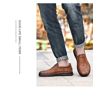 Gedetailleerd overzicht van bruine leren herenloafers met handgestikte details en zolen.