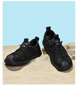 Chaussures en maille noire respirantes pour hommes avec embout protecteur pour l'été.