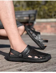 Detailopname van zwarte herensandalen met ademend mesh en een stevige zool.