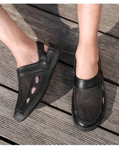 Ademende zwarte mesh heren sandalen voor zomerse buitenactiviteiten op houten dek.
