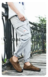 Vue latérale de chaussures de marche en mesh marron respirantes pour hommes en plein air.