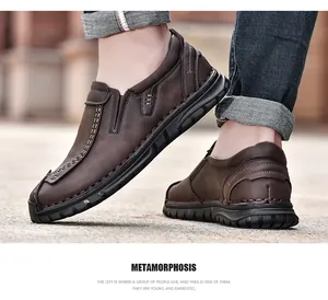 Detailopname van bruine leren herenloafers met handgestikte details voor business.