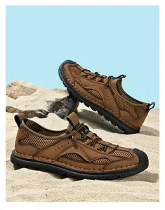 Détail rapproché de chaussures en maille marron pour homme, respirantes pour l'été