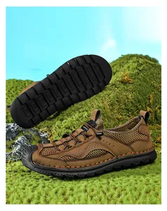 Gros plan sur les chaussures de randonnée en maille marron pour hommes avec semelles en gomme