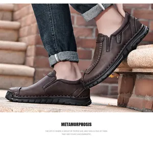 Gedetailleerde zijweergave van bruine leren herenloafers met verfijnde stiksels