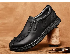 Zijaanzicht van premium zwarte leren heren loafers met handgemaakte stiksel details