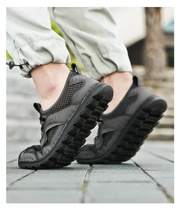 Gros plan de baskets en maille grise pour hommes, texture respirante et semelle antidérapante