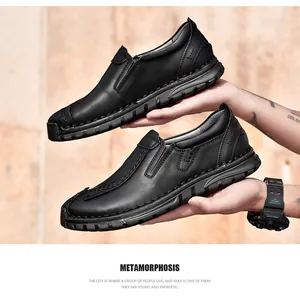 Gedetailleerd zijaanzicht van zwarte echt lederen heren loafers business casual