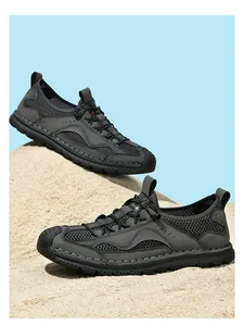 Chaussures en maille d'été pour hommes gris foncé respirantes avec design slip-on.