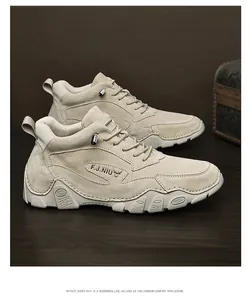 Dettaglio laterale di stivaletti Martin beige in vera pelle da uomo per esterno.