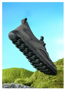 Vue détaillée des baskets noires en mesh pour hommes avec semelle antidérapante.