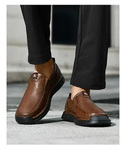 Detailansicht brauner handgefertigter Leder-Slipper für Herren mit weichen, bequemen Sohlen.